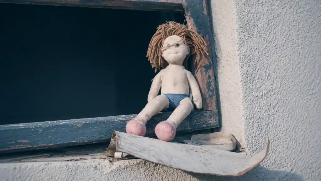 emotionale-verlassenheit-in-der-kindheit-blog-julia-belke Emotionale Verlassenheit in der Kindheit – Symbolbild für Einsamkeit, Bindungstrauma und frühe seelische Verletzungen