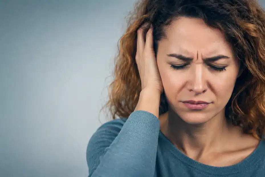 Frau mit Stresssymptomen und innerer Anspannung – Traumafolgen im Körper und Nervensystem.