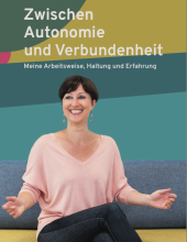 Titelbild der PDF-Broschüre „Zwischen Autonomie und Verbundenheit – Meine Arbeitsweise, Haltung und Erfahrung“ von Dr. Julia Belke. Eine lächelnde Frau in einem rosafarbenen Pullover sitzt entspannt auf einem Sofa vor einem farbenfrohen Hintergrund.