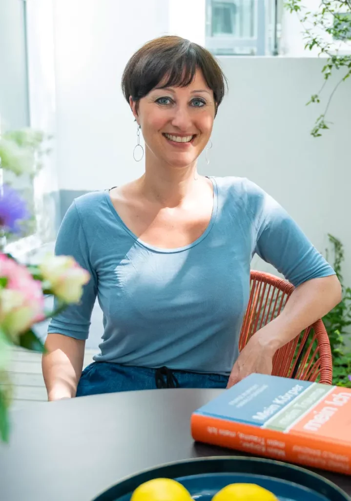 ebooklet-julia-belke Julia Belke, Psychotherapeutin, lächelt einladend in die Kamera – Begleiterin ihrer eBooklets zu Autonomie, Beziehung und Trauma.
