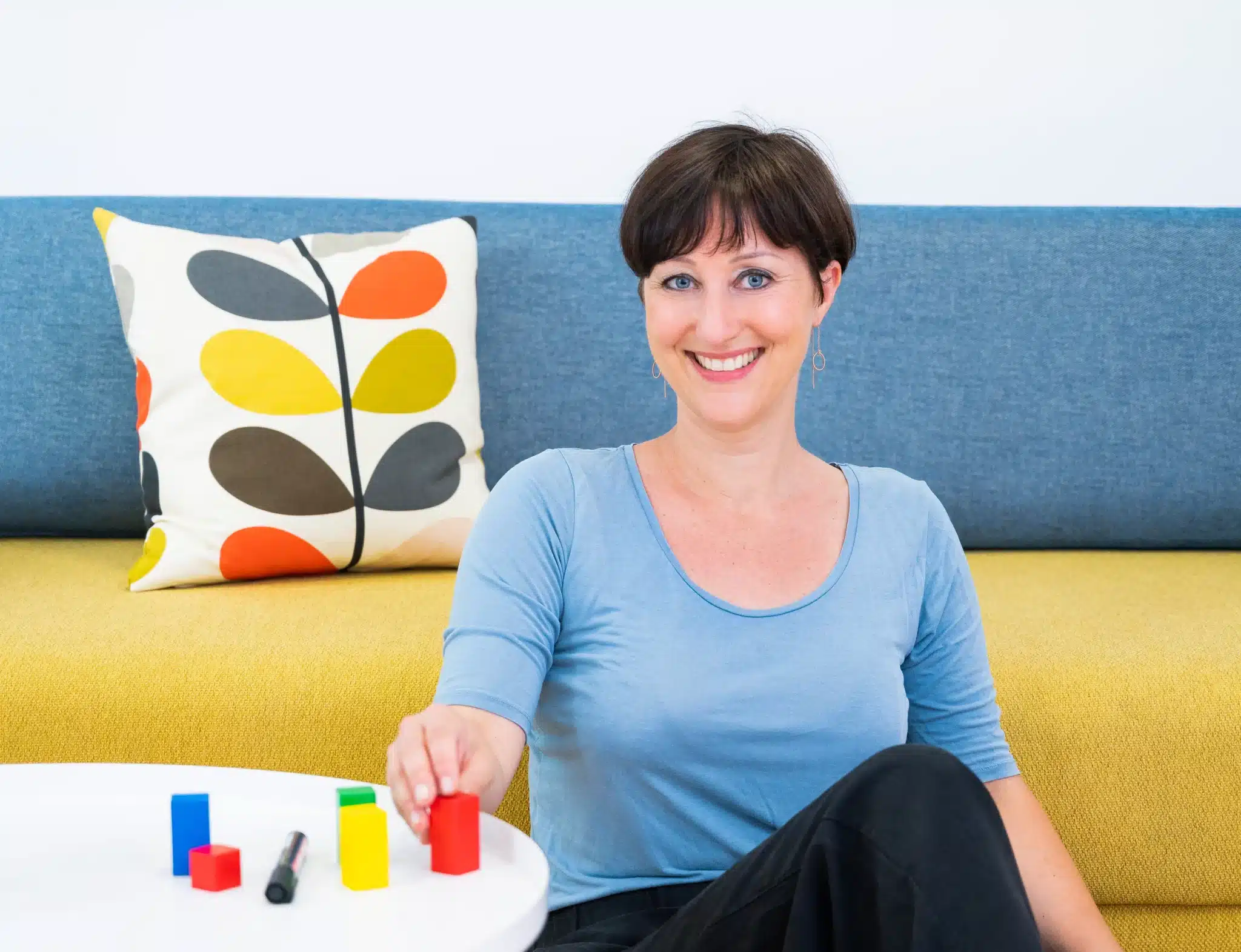 Dr. Julia Belke bei einer Online-Autonomie-Aufstellung zur Veränderung belastender emotionaler Muster.